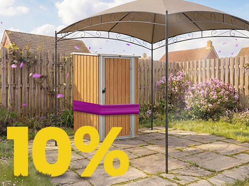 Hageskur i tre under paviljong p&aring; solrik terrasse, omgitt av blomster og gjerde, med banner for 10 % v&aring;rkampanje.