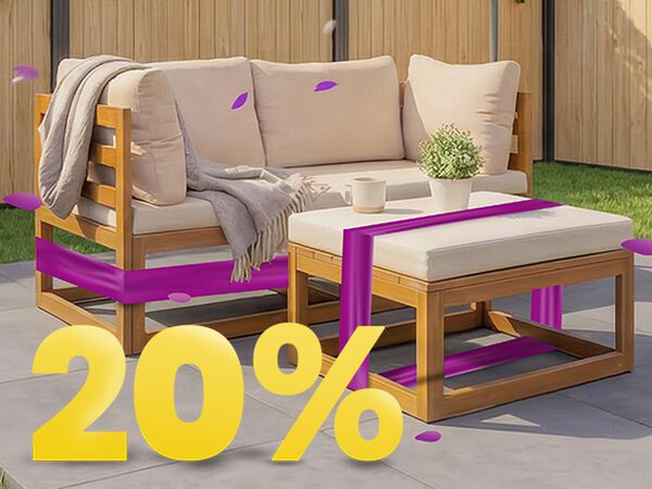 Rattan hagesofa i tre med beige puter og bord under parasoll p&aring; solrik terrasse, omgitt av blomster og gjerde, med banner for 20 % v&aring;rkampanje.