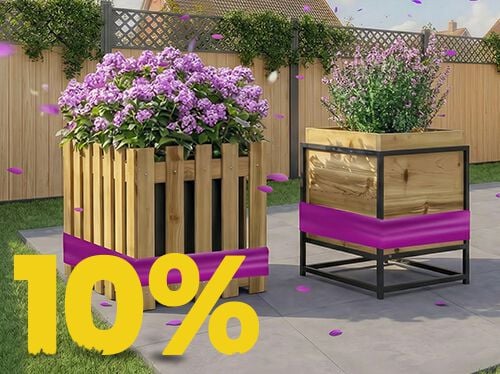 Tre plantekasser med lilla blomster p&aring; solrik terrasse, med banner for 10 % v&aring;rkampanje.