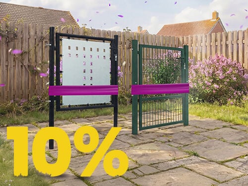 Moderne hageporter og gjerdepaneler i metall p&aring; solrik terrasse, omgitt av blomster og tregjerde, med banner for 10 % v&aring;rkampanje.