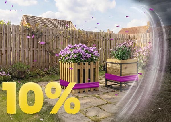 Tre plantekasser med lilla blomster p&aring; solrik terrasse, med banner for 10 % v&aring;rkampanje.