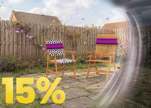 Tre hagestoler p&aring; solrik terrasse med dekorative puter og blomster, med banner for 15 % v&aring;rkampanje.