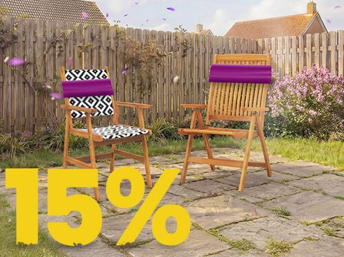 Tre hagestoler p&aring; solrik terrasse med dekorative puter og blomster, med banner for 15 % v&aring;rkampanje.