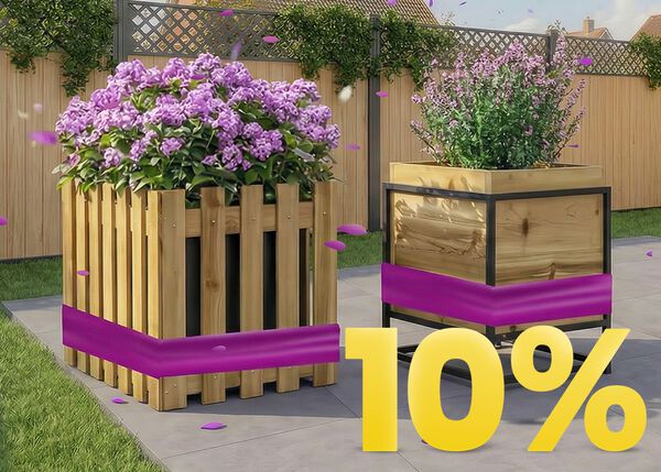 Tre plantekasser med lilla blomster p&aring; solrik terrasse, med banner for 10 % v&aring;rkampanje.