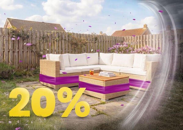 Rattan hj&oslash;rnesofa til hagen med beige puter og trebord p&aring; solrik terrasse, omgitt av blomster og tregjerde, med banner for 20 % v&aring;rkampanje.