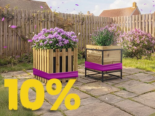 Tre plantekasser med lilla blomster p&aring; solrik terrasse, med banner for 10 % v&aring;rkampanje.