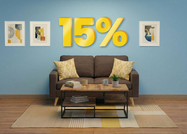 Bannerbilde med &laquo;15 %&raquo; rabatt i store gule 3D-tall over en moderne stue med en brun sofa, gule puter, et stuebord i tre og tre innrammede bilder p&aring; en bl&aring; vegg. Klikk for &aring; se produktene i kolleksjonen.