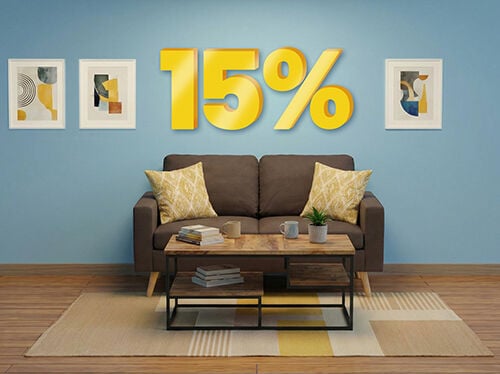Bannerbilde med &laquo;15 %&raquo; rabatt i store gule 3D-tall over en moderne stue med en brun sofa, gule puter, et stuebord i tre og tre innrammede bilder p&aring; en bl&aring; vegg. Klikk for &aring; se produktene i kolleksjonen.