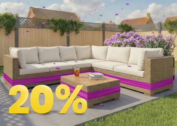 Rattan hj&oslash;rnesofa til hagen med beige puter og trebord p&aring; solrik terrasse, omgitt av blomster og tregjerde, med banner for 20 % v&aring;rkampanje.