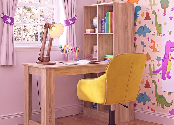 Lyst studierom for barn med skrivebord i tre, ergonomisk gul stol, skrivebordslampe, oppbevaringshylle og dinosaurtapet, ideelt for &aring; skape en ryddig og komfortabel l&aelig;ringsplass hjemme.
