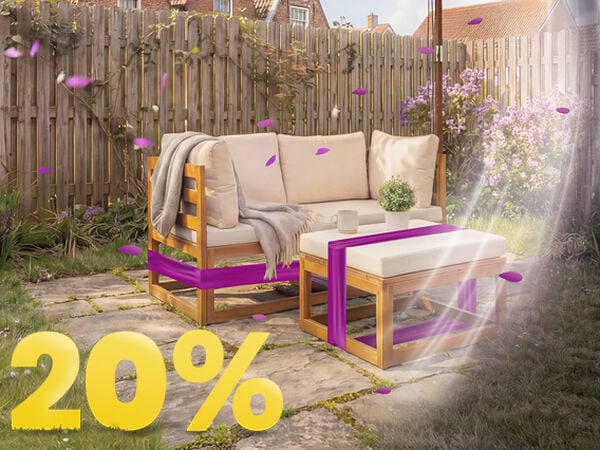 Rattan hagesofa i tre med beige puter og bord under parasoll p&aring; solrik terrasse, omgitt av blomster og gjerde, med banner for 20 % v&aring;rkampanje.