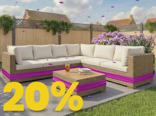 Rattan hj&oslash;rnesofa til hagen med beige puter og trebord p&aring; solrik terrasse, omgitt av blomster og tregjerde, med banner for 20 % v&aring;rkampanje.