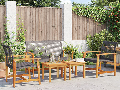 Gr&aring;, polstret 2-seters sofa i et stilig soverom. Klikk for &aring; se produktene.