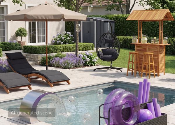 En moderne terrasse med en polstret lenestol under en beige parasoll, en hengende eggstol og en utebar i tre med krakker; omgitt av velstelte planter, lavendelblomster og et lite hageskur i bakgrunnen.