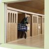Kids Globe Stall med 7 bokser for hester 1:24 rosa 610189