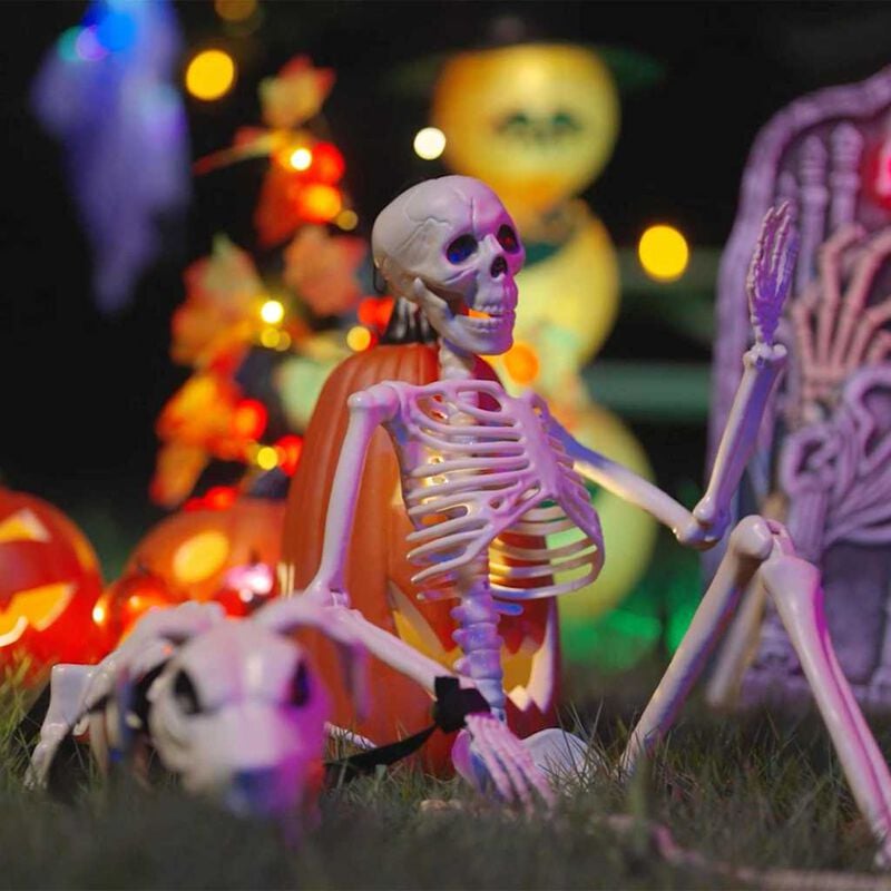 Hvitt Halloween-skjelettdekorasjonssett utstilt utendørs