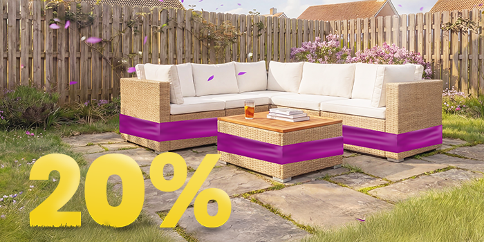 Rattan hjørnesofa til hagen med beige puter og trebord på solrik terrasse, omgitt av blomster og tregjerde, med banner for 20 % vårkampanje.