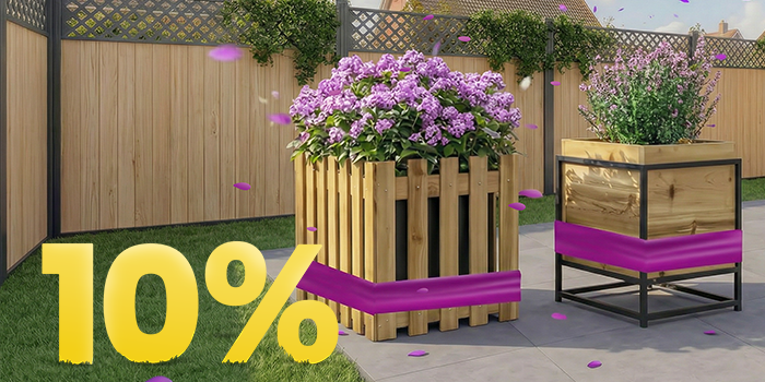 Tre plantekasser med lilla blomster på solrik terrasse, med banner for 10 % vårkampanje.