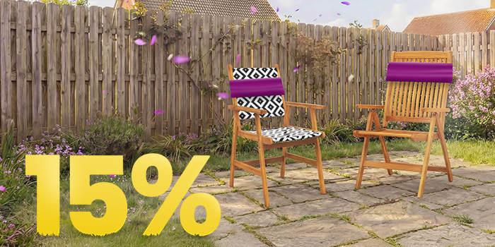 Tre hagestoler på solrik terrasse med dekorative puter og blomster, med banner for 15 % vårkampanje.