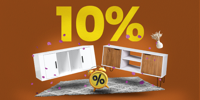 Banner med to TV-konsoller, teppe og vekkerklokke med stor gul tekst 