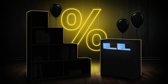  Svarte modulære oppbevaringsenheter med svarte ballonger foran et lyst gult prosenttegn på et mørkt tregulv.