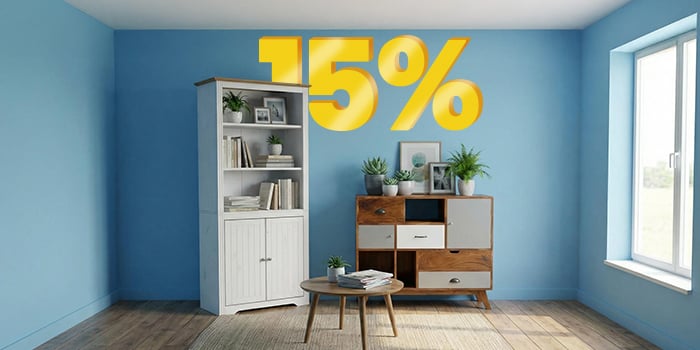 Bannerbilde med «15 %» rabatt i store gule 3D-tall over et moderne rom med en hvit høy hylle, en skjenk i tre og et lite rundt stuebord på et nøytralt teppe. Klikk for å se produktene i kolleksjonen.