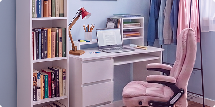 Moderne studieplass for studenter med hvitt skrivebord, ergonomisk kontorstol, bærbar PC, bokhylle, oppbevaringsenhet og klesstativ i et lyst og ryddig soverom, laget for komfortable studier og studenthverdagen.
