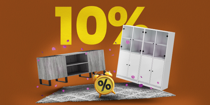 Banner med to oppbevaringsskap, teppe og vekkerklokke med stor gul tekst 