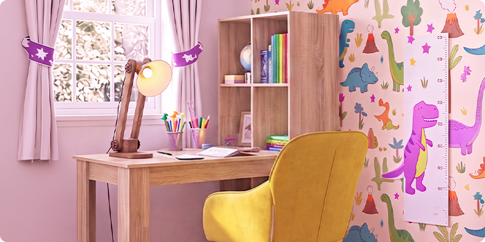 Lyst studierom for barn med skrivebord i tre, ergonomisk gul stol, skrivebordslampe, oppbevaringshylle og dinosaurtapet, ideelt for å skape en ryddig og komfortabel læringsplass hjemme.
