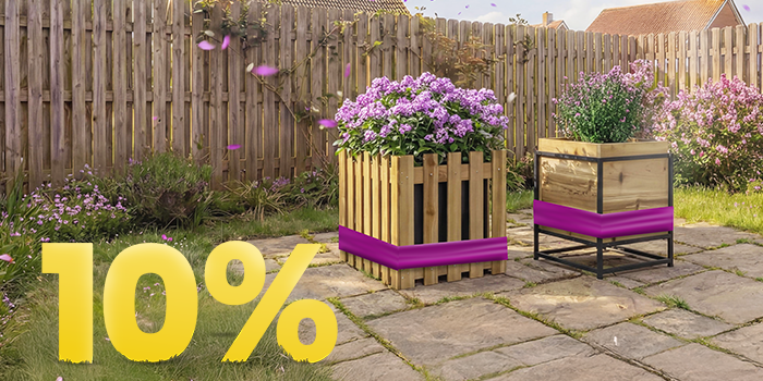 Tre plantekasser med lilla blomster på solrik terrasse, med banner for 10 % vårkampanje.
