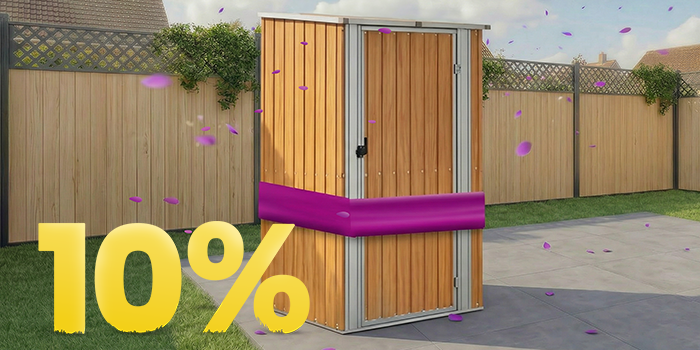 Hageskur i tre under paviljong på solrik terrasse, omgitt av blomster og gjerde, med banner for 10 % vårkampanje.