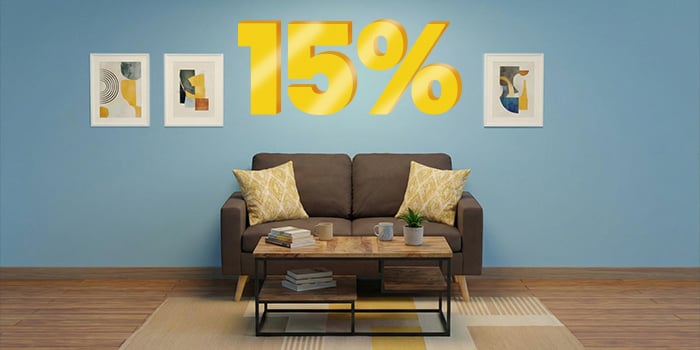 Bannerbilde med «15 %» rabatt i store gule 3D-tall over en moderne stue med en brun sofa, gule puter, et stuebord i tre og tre innrammede bilder på en blå vegg. Klikk for å se produktene i kolleksjonen.