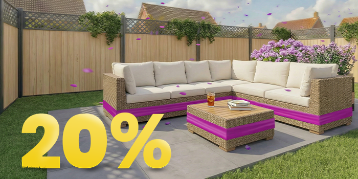 Rattan hjørnesofa til hagen med beige puter og trebord på solrik terrasse, omgitt av blomster og tregjerde, med banner for 20 % vårkampanje.