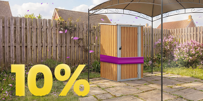 Hageskur i tre under paviljong på solrik terrasse, omgitt av blomster og gjerde, med banner for 10 % vårkampanje.