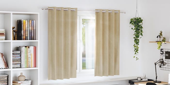 Beige gardiner som filtrerer lyset på et hjemmekontor. Klikk for å kjøpe kolleksjonen.