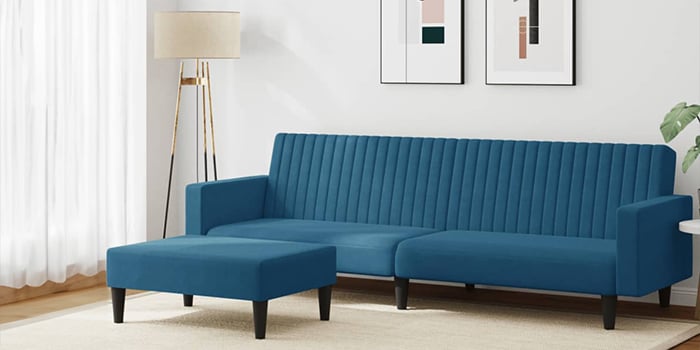 Fargerike sammenleggbare strandstoler og parasoll på en terrasse. Klikk for å kjøpe kolleksjonen.