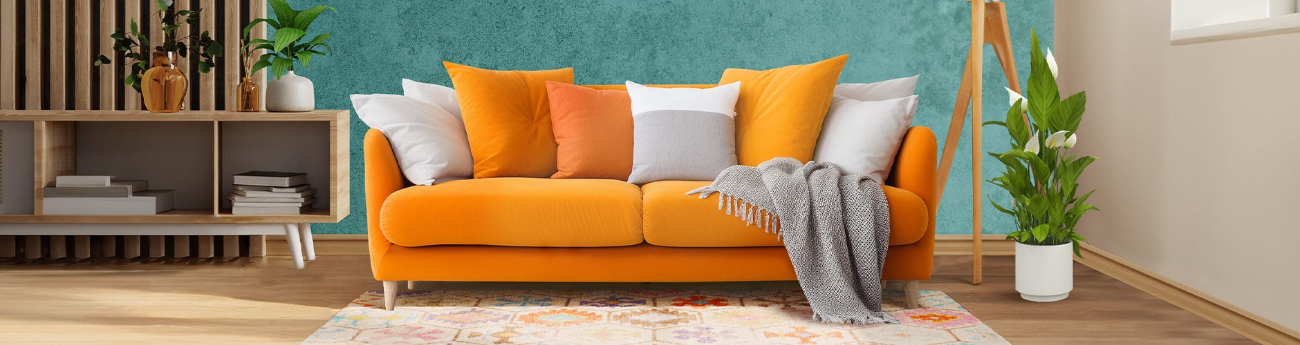 3-delers sofagruppe i rotting, med puter og salongbord til utendørs bruk. Klikk for å kjøpe kolleksjonen.